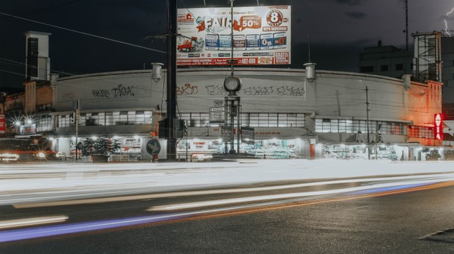 Salah satu billboard di Kota Malang (Foto: Dimas Wiryo/Unsplash)