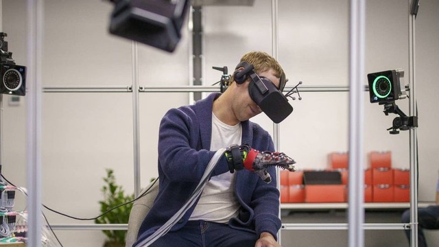 Mark Zuckerberg pamer sarung tangan yang bisa sentuh objek tak kasat mata. Foto: Instagram/@zuck