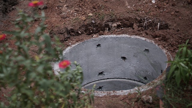 Proyek galian sumur resapan di kawasan Duren Sawit, Jakarta Timur, Selasa (18/11/2021). Foto: Jamal Ramadhan/kumparan
