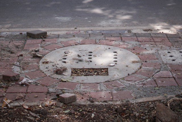 Proyek galian sumur resapan di kawasan Duren Sawit, Jakarta Timur, Selasa (18/11/2021). Foto: Jamal Ramadhan/kumparan