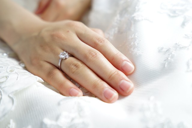 Ilustrasi Cara Mengetahui Ukuran Cincin dengan Kertas, Yuk Coba! Foto: Pexels