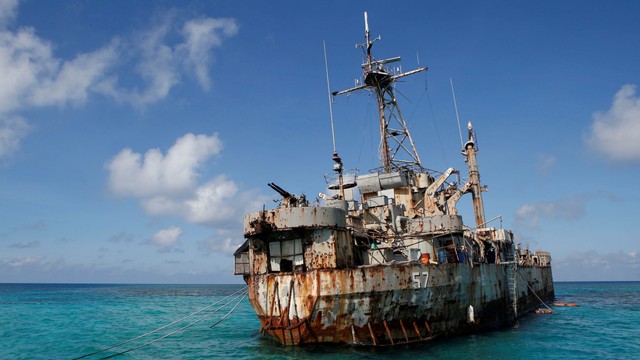 BRP Sierra Madre, sebuah kapal pengangkut terdampar tempat Marinir Filipina tinggal sebagai pos terdepan militer, bagian dari Kepulauan Spratly di Laut Cina Selatan 30 Maret 2014.  Foto: Erik De Castro/REUTERS