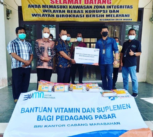 Bantuan diserahkan langsung oleh Pemimpin BRI Kantor Cabang Marabahan, Safril Haryo Septiadi dan diterima oleh Sekcam Anjir Muara beserta Pengelola Pasar Anjir Muara.