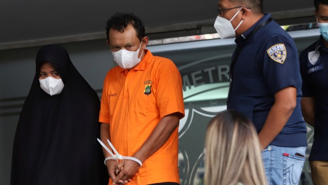 Tersangka kasus mafia tanah dengan korban Nirina Zubir dihadirkan saat konferensi pers di Polda Metro Jaya, Jakarta, Kamis, (18/11). Foto: Agus Apriyanto