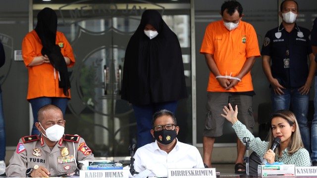Kabid Humas Polda Metro Jaya, Yusri Yunus, bersama korban Nirina Zubir saat konferensi pers terkait mafia tanah di Polda Metro Jaya, Jakarta, Kamis, (18/11). Foto: Agus Apriyanto