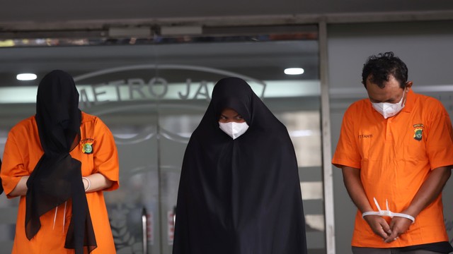 Tersangka kasus mafia tanah dengan korban Nirina Zubir dihadirkan saat konferensi pers di Polda Metro Jaya, Jakarta, Kamis, (18/11). Foto: Agus Apriyanto
