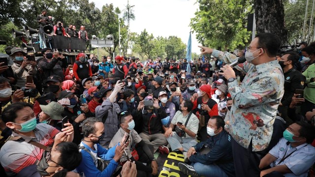 Gubernur Anies Baswedan menemui massa buruh yang menuntut kepastian kenaikan upah minimum regional bagi pekerja atau buruh di Jakarta, di Balai Kota Jakarta, Kamis(18/11). Foto: Dok. Istimewa