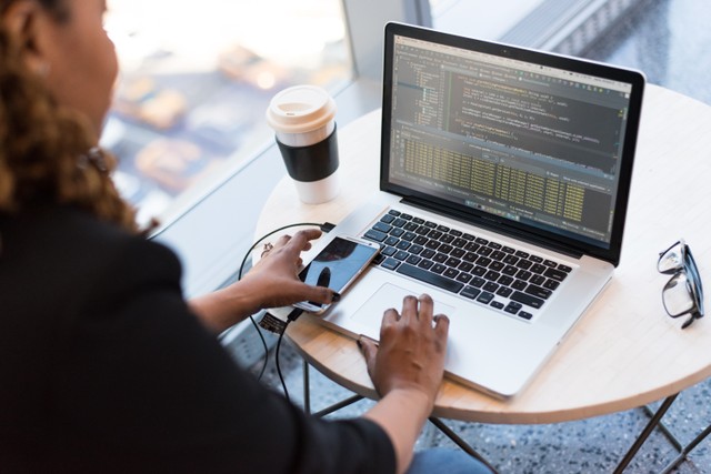 Ilustrasi seseorang sedang memperbaiki file corrupt. Foto: Pixabay.com