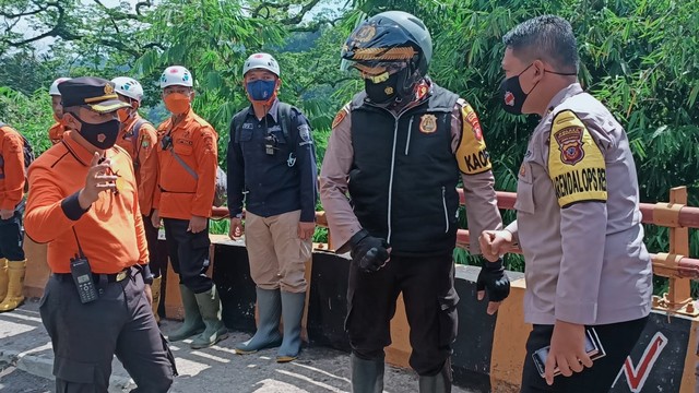 Polisi dan tim gabungan dikerahkan untuk mencari warga Sumedang yang hilang di Cadas Pangeran, Kamis (18/11). Foto: SAR Bandung