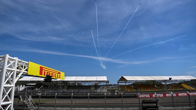 Pesawat Jupiter Aerobatic Team TNI AU beraksi saat sesi latihan jelang pembukaan balapan World Superbike (WSBK) di kawasan sirkuit Pertamina Mandalika International Street Circuit, Lombok Tengah, NTB, Kamis (18/11/2021). Foto: Andika Wahyu/ANTARA FOTO