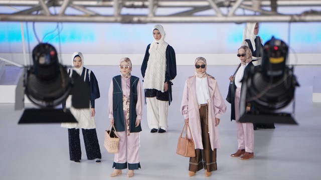 Model memperagakan busana muslim pada Jakarta Muslim Fashion Week 2021, di Aquatic Gelora Bung Karno (GBK), Senayan, Jakarta, Kamis (18/11/2021). Foto: Jamal Ramadhan/kumparan