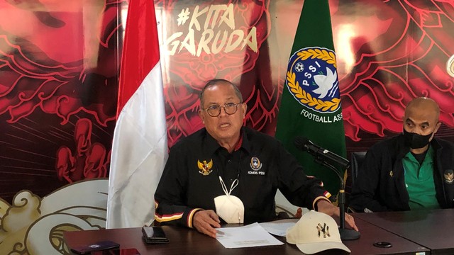 Ketua Komdis PSSI, Erwin Tobing, dalam jumpa pers di Kantor PSSI, Jakarta, Kamis (18/11)
 Foto: Soni Insan Bagus/kumparan