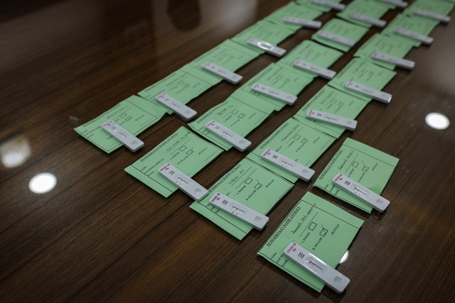 Alat tes swab antigen dalam pemeriksaan untuk mendiagnosis seseorang apakah positif terinfeksi COVID-19 atau negatif. Foto: Abdul Hadi/acehkini