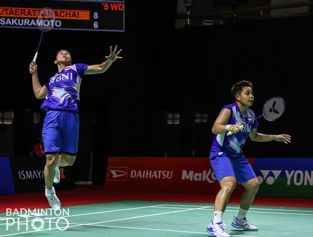 Pebulu tangkis ganda putri Indonesia Apriyani Rahayu dan Greysia Polii, pada Indonesia Masters 2021 di Bali International Convention Center, Bali, Kamis (18/11). Foto: Raphael Sachetat/Badmintonphoto/BWF