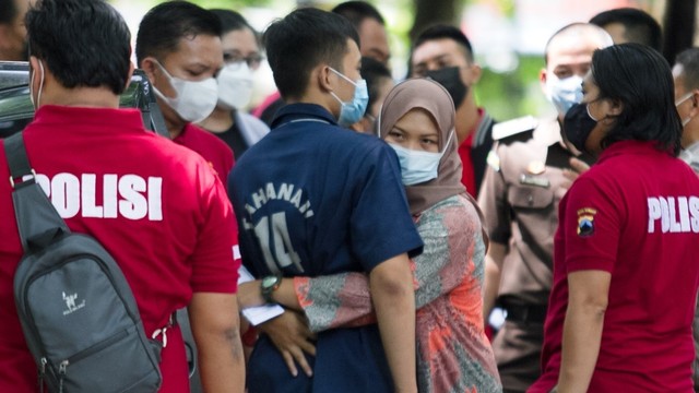 Salah satu tersangka kasus Diklat Menwa UNS saat menjalani rekonstruksi. FOTO: Agung Santoso
