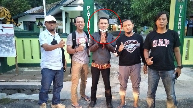 Yana Supriatna (tengah) saat ditangkap tim Satreskrim Polres Sumedang di Dawuan Majalengka. Foto: Dok. Istimewa
