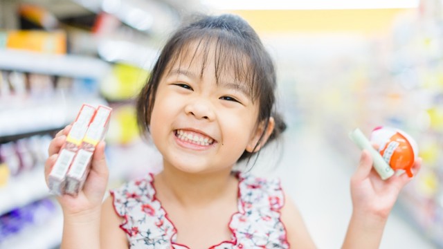 Anak Suka Jajan di Minimarket. Foto: Shutterstock