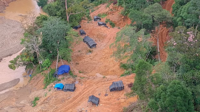 Foto udara kerusakan Lanskap Bukit Bulan akibat aktivitas pertambangan emas ilegal di Desa Lubuk Bedorong, Limun, Sarolangun, Jambi, Kamis (18/11/2021). Foto: Wahdi Septiawan/Antara Foto