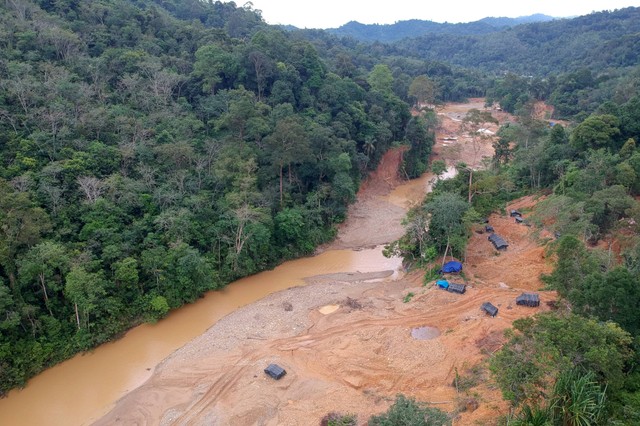 Foto udara kerusakan Lanskap Bukit Bulan akibat aktivitas pertambangan emas ilegal di Desa Lubuk Bedorong, Limun, Sarolangun, Jambi, Kamis (18/11/2021). Foto: Wahdi Septiawan/Antara Foto