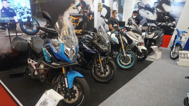 Tiga motor CFMoto 650MT, 650GT, dan 250NK (kiri ke kanan) di GIIAS 2021. Foto: Sena Pratama/kumparan