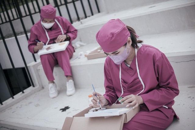 Tenaga kesehatan memperingati hari Kesehatan Nasional di Lapangan Banteng. Foto: Jamal Ramadhan/kumparan