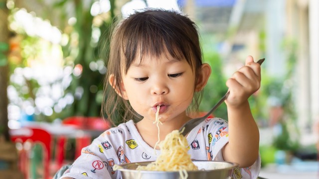 Anak Cuma Mau Makan Mie. Foto: Shutterstock