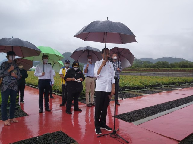 Presiden Jokowi usai meninjau Pusat Sumber Benih dan Persemaian Rumpin. Foto: Nadia Riso/kumparan