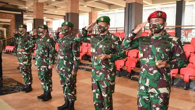 Mayjen Muhamamd Hasan (kanan) saat Sertijab Danjen Kopassus. Foto: Dispen TNI AD