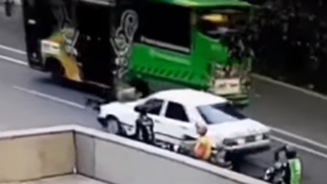 Satpam di Medan ditabrak mobil. (Foto: @medantalk/Instagram)