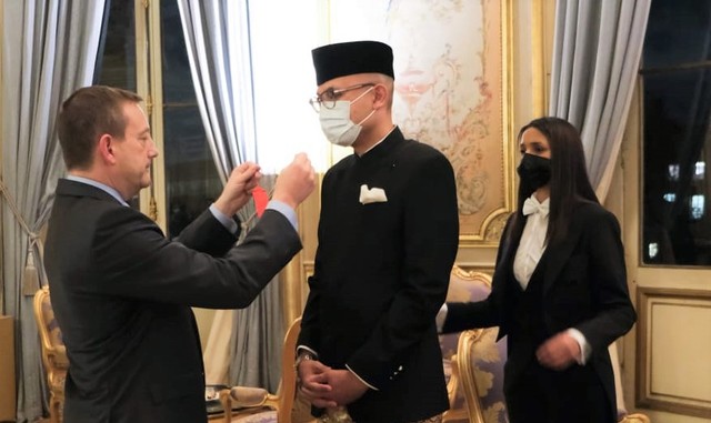Dubes RI untuk Prancis, Arrmanatha Nasir, menerima tanda kehormatan tertinggi Legion d'Honneur dari Pemerintah Prancis, Rabu (17/11). Foto: Dok. KBRI Paris