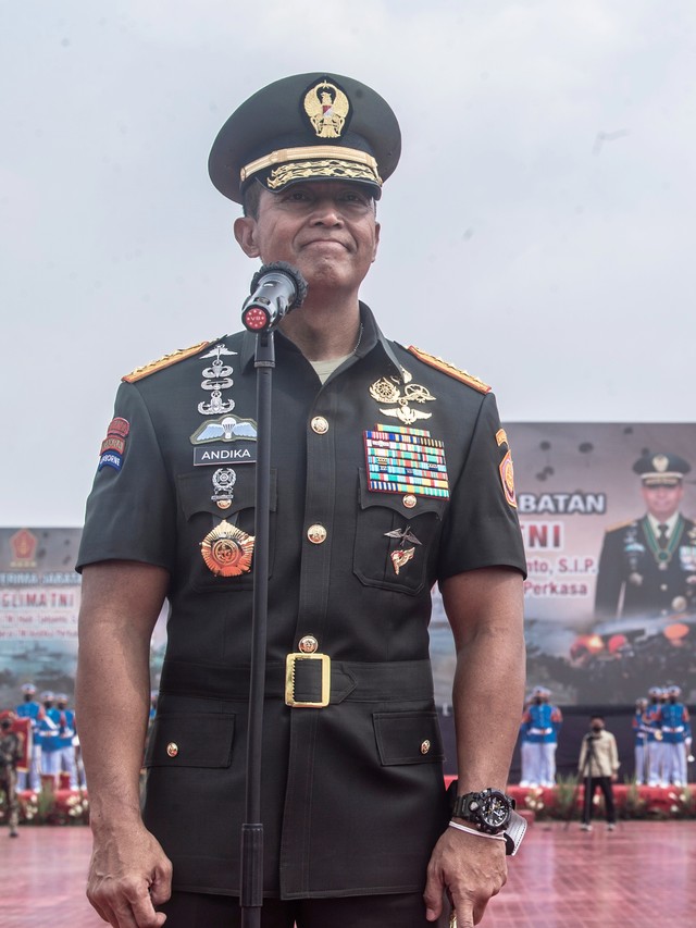Panglima TNI Jenderal TNI Andika Perkasa mengikuti upacara Serah Terima Jabatan Panglima TNI di Mabes TNI, Cilangkap, Jakarta, Kamis (18/11). Foto: Muhammad Adimaja/ANTARA FOTO