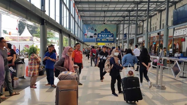 Suasana para pemudik di Stasiun Pasar Senen, Kamis (30/05). Foto: Efira Tamara/kumparan