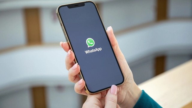 Ilustrasi cara shareloc di WhatsApp. Foto: Shutterstock