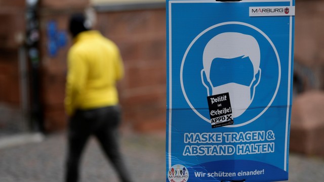 Sebuah tanda yang menunjukkan bahwa masker adalah wajib, terpampang di Marburg, Jerman. Foto: Fabian Bimmer/REUTERS