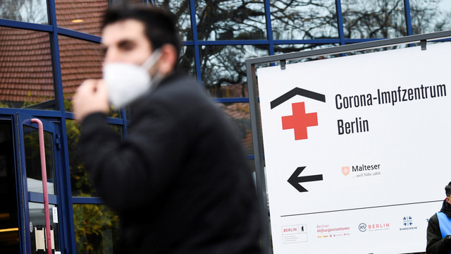 Seorang pria berjalan ke pusat vaksinasi penyakit virus corona (COVID-19) di "Messe Berlin" di Berlin, Jerman. Foto: Annegret Hilse/REUTERS