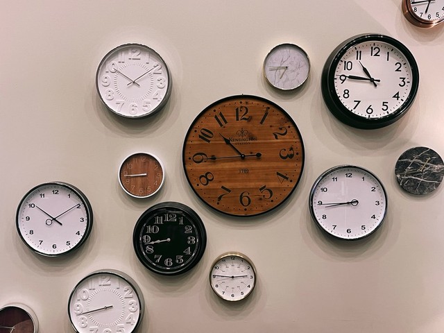 Ilustrasi materi waktu dan jam dalam bahasa Arab. Sumber: Unsplash