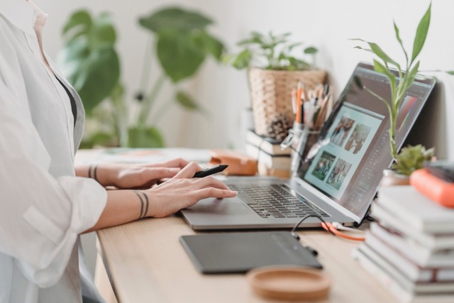 Ilustrasi seseorang sedang mengubah ukuran foto menjadi 100kb. Foto: Pexels.com