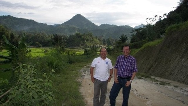 Duta Besar RI untuk Portugal, Rudy Alfonso, bersama sahabat semasa kecil, Tomi Lebang, saat pulang kampung di Mamasa. Foto: Dok. Tomi Lebang