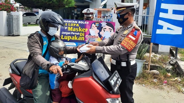 Satlantas Parimo saat memberikan sembako kepada pengendara dalam Operasi Zebra Tinombala 2021. Foto: Satlantas Parimo