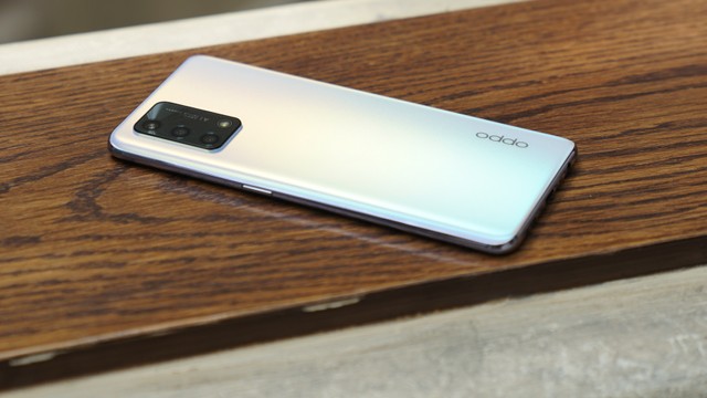 Oppo A95 warna Glowing Rainbow Silver. Foto: Dok. Oppo