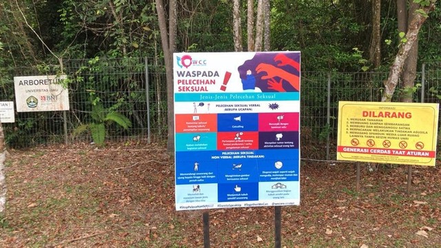 PAPAN pengumuman mengajak kalangan kampus untuk waspada pelecehan seksual terpasang di jalan pintu masuk Universitas Riau (Unri), Jumat (19/11/2021). (FOTO: SELASAR RIAU/DEFRI CANDRA) 