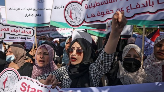 Warga Palestina memprotes keputusan Israel menetapkan enam organisasi Palestina sebagai organisasi teroris.
