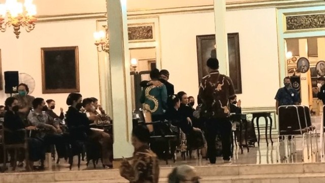 Dua pangeran dari Pura Mangkunegaran, GPH Paundrakarna Jiwa Suryanegara dan GPH Bhre Cakrahutomtomo berpelukan saat menghadiri peringatan 100 hari wafatnya Mangkunegara IX. FOTO: Tara Wahyu
