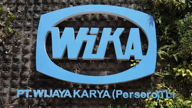 Logo perusahaan konstruksi milik negara Wijaya Karya (Wika). Foto: AP Photo/Dita Alangkara