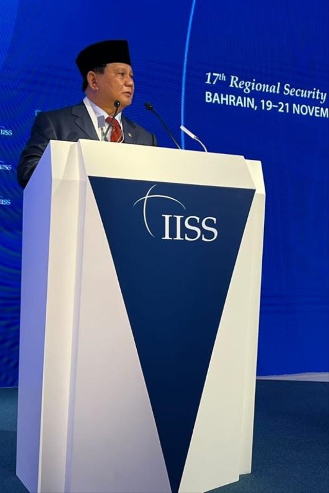 Menteri Pertahanan Prabowo Subianto menyampaikan pidato dalam Forum Dialog The 17th International Institute for Strategic Studies (IISS) Manama Dialogue 2021, Sabtu (20/11). Foto: Twitter/ISS Manama