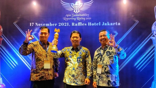 Perwakilan Petrokimia Gresik menerima penghargaan di Jakarta Rabu (17/11) lalu. Foto: Istimewa