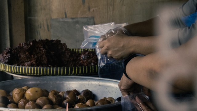 Gudeg dan telur bebek pindang di etalase rumah makan Gudeg Yu Djum yang sedang akan dikemas, Rabu (8/9). (Pandangan Jogja/Danang Bakti)