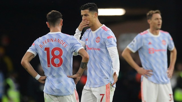 Pemain Manchester United Cristiano Ronaldo dan Bruno Fernandes terlihat sedih setelah pemain Watford Ismaila Sarr mencetak gol kedua di Stadion Vicarage Road, Watford, Inggris, Sabtu (20/11). Foto: David Klein/REUTERS