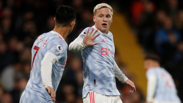 Pemain Manchester United Donny van de Beek merayakan mencetak gol pertama mereka dengan Cristiano Ronaldo di Stadion Vicarage Road, Watford, Inggris, Sabtu (20/11). Foto: Action Images via Reuters/Matthew Childs