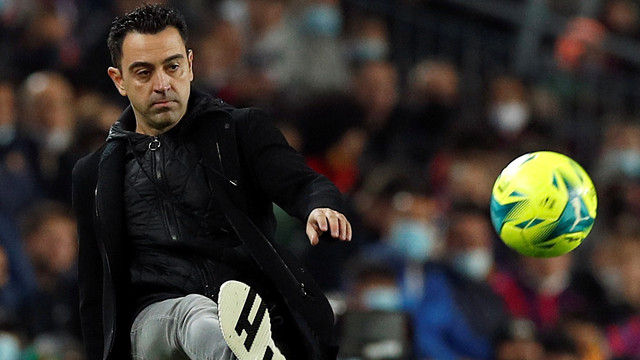 Pelatih FC Barcelona Xavi Hernandez menendang bola saat pertandingan Barcelona vs Espanyol di Stadion Camp Nou, Barcelona, Spanyol, Sabtu (20/11). Foto: Albert Gea/REUTERS